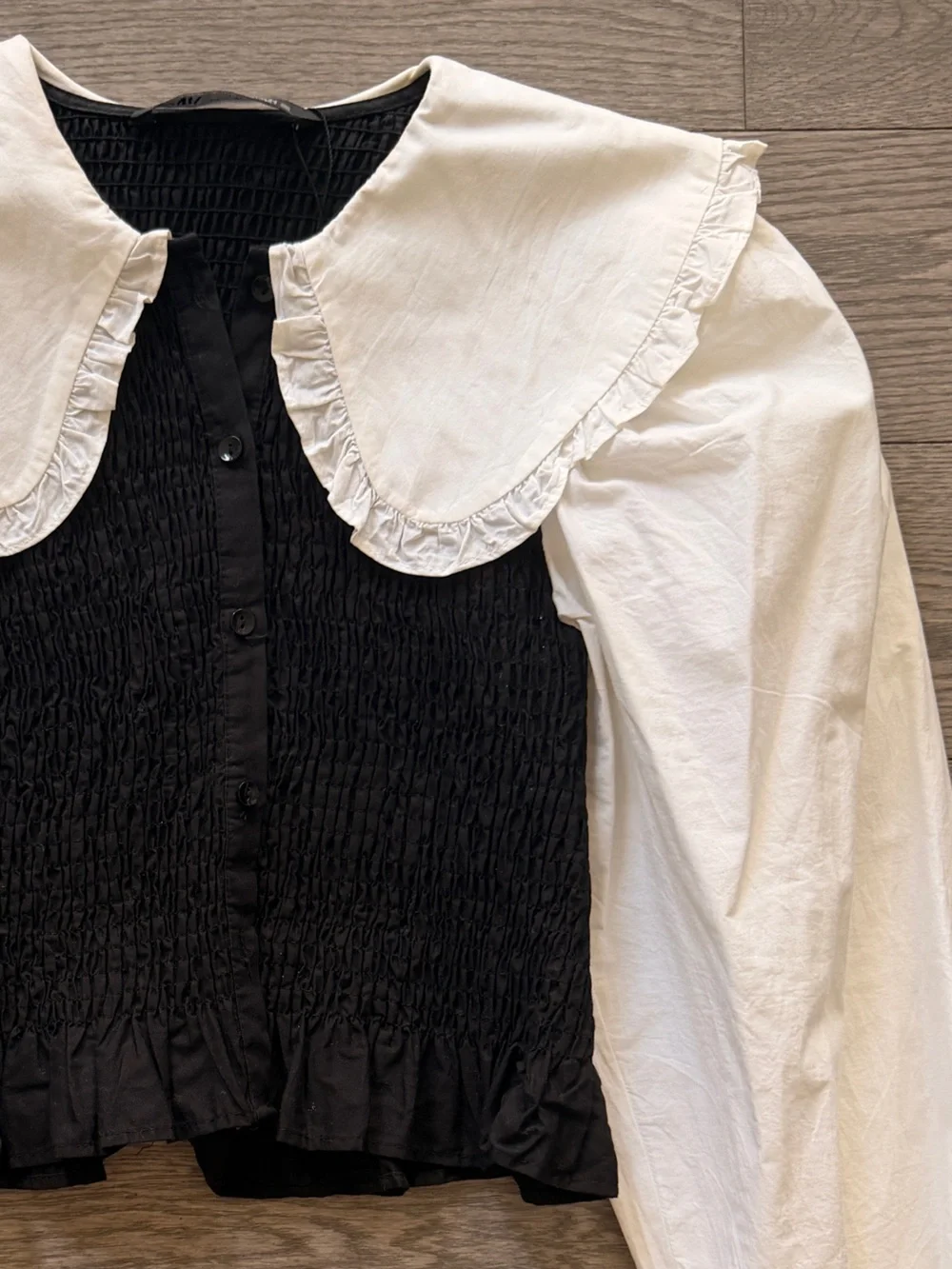 Zara Black and white ruffled long sleeve cropped  Smocked Button-Front Top XS